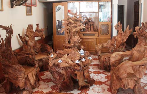 Bộ bàn ghế bằng gỗ ngọc am của ông Vịnh. Bộ bàn ghế bằng gỗ ngọc am của ông Vịnh.