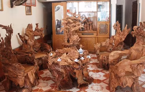 Bộ bàn ghế bằng gỗ ngọc am của ông Vịnh.