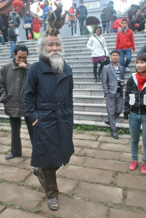 Đã ngoài 70 tuổi nhưng trông cụ vẫn còn rất phong độ và oai phong.