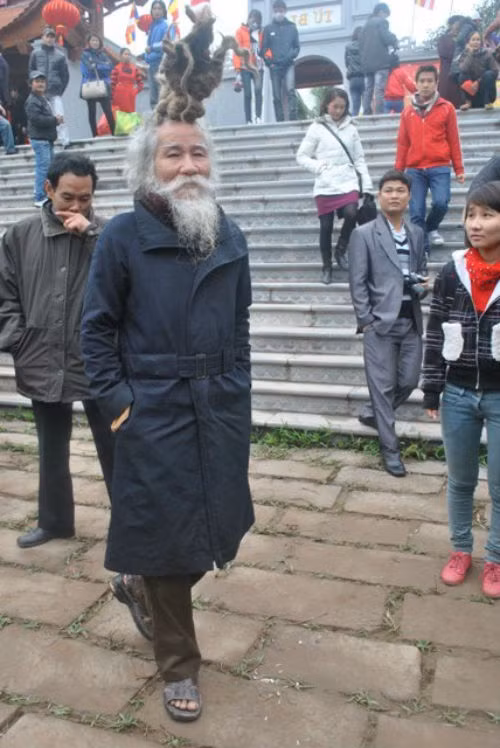 Đã ngoài 70 tuổi nhưng trông cụ vẫn còn rất phong độ và oai phong.