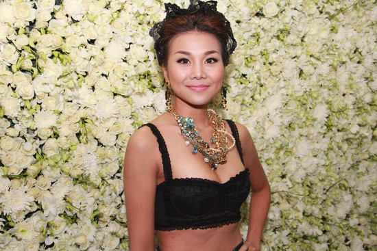 Diện crop-top cực ngắn cùng váy bút chì tông đen và họa tiết ấn tượng, siêu mẫu Thanh Hằng trở thành tâm điểm của mọi ánh nhìn trong sự kiện Milano Fashion Show Thu Đông 2012 diễn ra tối qua tại TP.HCM. Diện crop-top cực ngắn cùng váy bút chì tông đen và họa tiết ấn tượng, siêu mẫu Thanh Hằng trở thành tâm điểm của mọi ánh nhìn trong sự kiện Milano Fashion Show Thu Đông 2012 diễn ra tối qua tại TP.HCM.