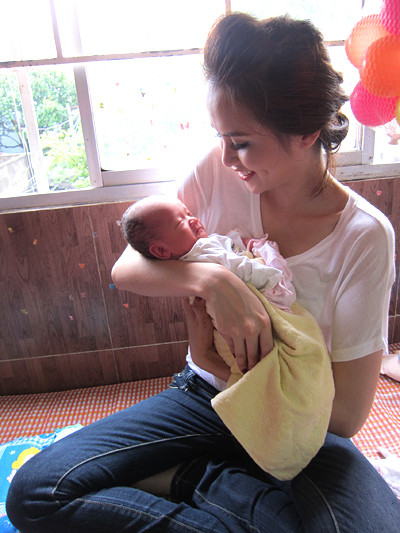 Sau khi nghe các nhân viên trong trung tâm kể về một em bé bị bỏ rơi khi vừa mới lọt lòng mẹ, Diễm Hương đã không khỏi xót xa. Cô bế cậu bé 5 ngày tuổi vào lòng với hy vọng, hơi ấm của mình sẽ khiến em ngủ ngon hơn. (Theo Ngôi sao)