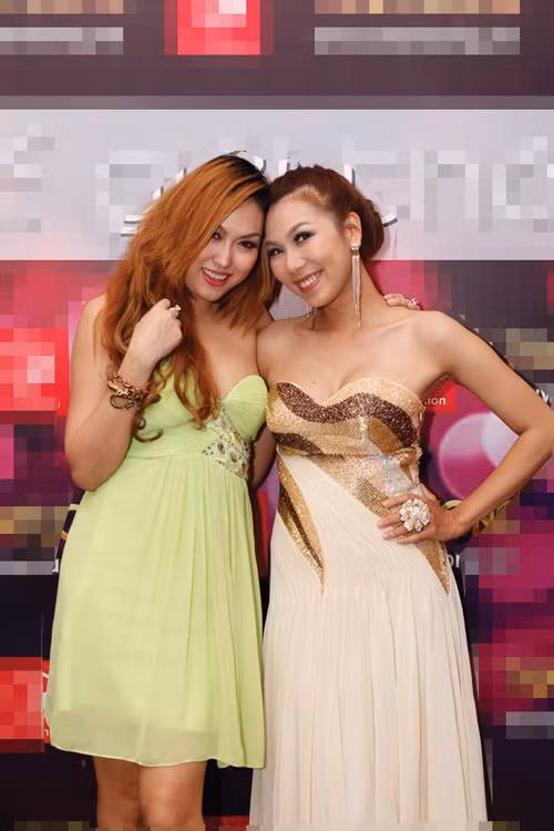 Ngoài ra, cả 2 còn gây chú ý với động tác hôn gió làm duyên, và gần như cả 2 rất hứng thú với hành động thể hiện sự thân tình này. (Theo Eva) Ngoài ra, cả 2 còn gây chú ý với động tác hôn gió làm duyên, và gần như cả 2 rất hứng thú với hành động thể hiện sự thân tình này. (Theo Eva)