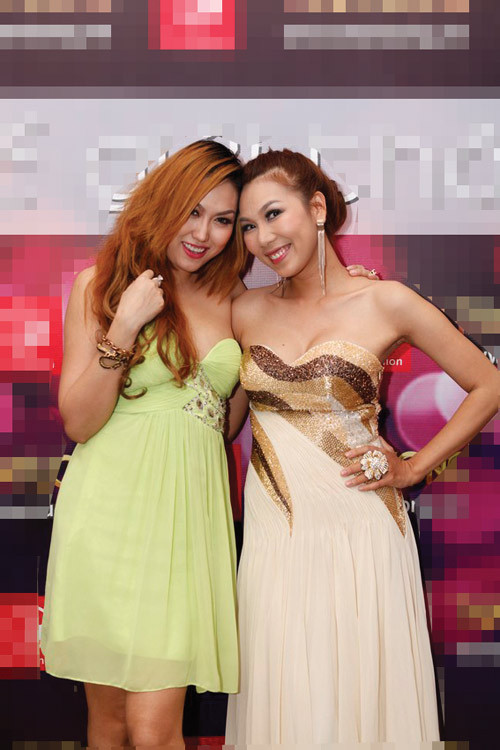 Ngoài ra, cả 2 còn gây chú ý với động tác hôn gió làm duyên, và gần như cả 2 rất hứng thú với hành động thể hiện sự thân tình này. (Theo Eva) Ngoài ra, cả 2 còn gây chú ý với động tác hôn gió làm duyên, và gần như cả 2 rất hứng thú với hành động thể hiện sự thân tình này. (Theo Eva)