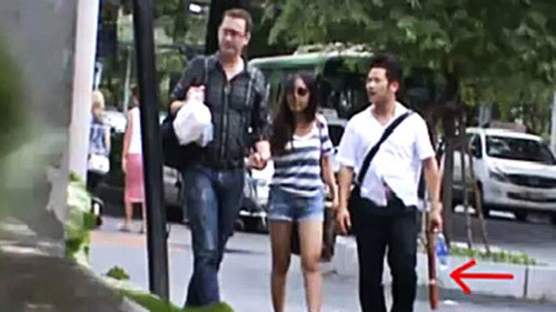 Thay vào đó, Bằng Kiều đã tặng lại cho chương trình từ thiện này một món quà đặc biệt để bán đấu giá: Chiếc điếu cày gắn bó với anh từ bên Mỹ, với đầy đủ chữ ký của các ngôi sao khách mời trong đêm liveshow vừa qua tại tp HCM. (Theo Xzone) Thay vào đó, Bằng Kiều đã tặng lại cho chương trình từ thiện này một món quà đặc biệt để bán đấu giá: Chiếc điếu cày gắn bó với anh từ bên Mỹ, với đầy đủ chữ ký của các ngôi sao khách mời trong đêm liveshow vừa qua tại tp HCM. (Theo Xzone)