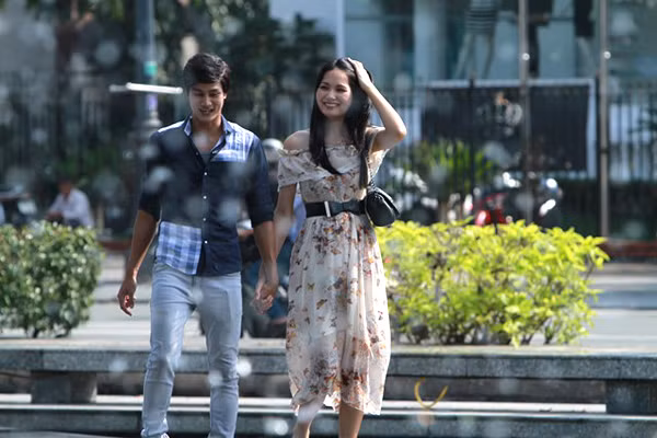 Trong chiều thu đầy nắng, không ít người thắc mắc khi nhìn thấy hình ảnh thân mật của Hương Giang và một chàng trai trẻ trên đường phố. Cả hai nắm chặt tay, cười nói rôm rả như cặp tình nhân.