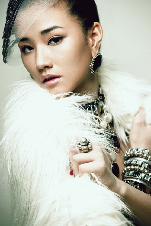 Chị chia sẻ: “Ngày mới vào nghề tôi cũng sốc lên sốc xuống, thậm chí nhiều lúc bưng mặt khóc một mình vì uất ức với những gì người ta dựng lên cho mình. Nhưng giờ tôi đã hiểu lòng đố kỵ và hẹp hòi của con người lớn lắm, có nhiều người không bao giờ muốn ai hơn mình, thấy người ta thành công không mừng cho họ mà tìm cách trù dập, chà đạp. Nhưng những người đó cũng thật đáng thương, họ luôn bị dằn vặt vì mất thời gian suy nghĩ việc người khác mà không có thời gian để làm một con người đàng hoàng. Tôi buộc phải quen dần với những điều đó, và làm việc của mình cho tốt.” (Theo CSTC) Chị chia sẻ: “Ngày mới vào nghề tôi cũng sốc lên sốc xuống, thậm chí nhiều lúc bưng mặt khóc một mình vì uất ức với những gì người ta dựng lên cho mình. Nhưng giờ tôi đã hiểu lòng đố kỵ và hẹp hòi của con người lớn lắm, có nhiều người không bao giờ muốn ai hơn mình, thấy người ta thành công không mừng cho họ mà tìm cách trù dập, chà đạp. Nhưng những người đó cũng thật đáng thương, họ luôn bị dằn vặt vì mất thời gian suy nghĩ việc người khác mà không có thời gian để làm một con người đàng hoàng. Tôi buộc phải quen dần với những điều đó, và làm việc của mình cho tốt.” (Theo CSTC)