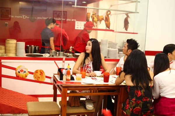 Tối 26/10, sau khi liveshow kết thúc thành công rực rỡ, Bằng Kiều và vợ đã mời các đồng nghiệp đi ăn ở nhà hàng của Hoa hậu Hà Kiều Anh . Tối 26/10, sau khi liveshow kết thúc thành công rực rỡ, Bằng Kiều và vợ đã mời các đồng nghiệp đi ăn ở nhà hàng của Hoa hậu Hà Kiều Anh .