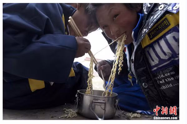 Nhìn cảnh tượng này, các vị phụ huynh có thể cầm lòng được không? Nhìn cảnh tượng này, các vị phụ huynh có thể cầm lòng được không?