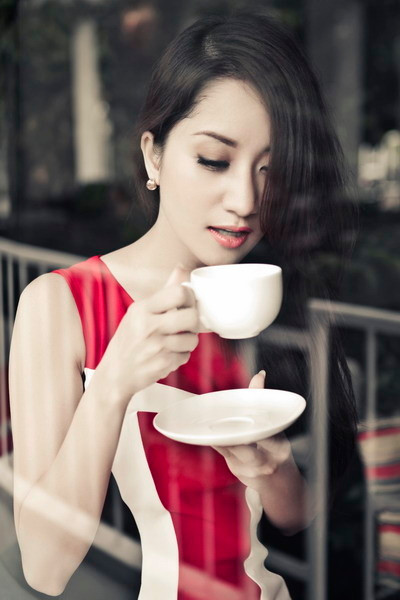 Trong bộ váy sọc ba màu đỏ - đen - trắng với mái tóc xõa tự nhiên, Khánh Thi trông trẻ hơn nhiều so với tuổi 31. Nữ hoàng dancesport vừa có chuyến chu du thủ đô Paris và những miền quê đẹp của nước Pháp cùng các học trò. (Theo VnE) Trong bộ váy sọc ba màu đỏ - đen - trắng với mái tóc xõa tự nhiên, Khánh Thi trông trẻ hơn nhiều so với tuổi 31. Nữ hoàng dancesport vừa có chuyến chu du thủ đô Paris và những miền quê đẹp của nước Pháp cùng các học trò. (Theo VnE)