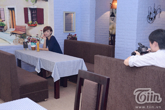 Sau một hồi ngồi trò chuyện, tình cờ gặp người quen và được đề nghị pose vài tấm hình, Hồng Quế đã rất hào hứng và nhiệt tình tạo dáng. (Theo Tiin) Sau một hồi ngồi trò chuyện, tình cờ gặp người quen và được đề nghị pose vài tấm hình, Hồng Quế đã rất hào hứng và nhiệt tình tạo dáng. (Theo Tiin)