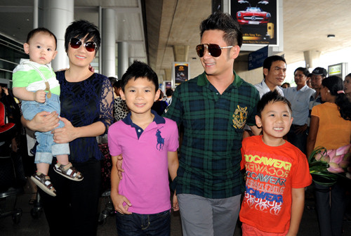 Bằng Kiều chia sẻ cảm xúc trước liveshow: “Cũng đã lâu rồi tôi mới lại được đứng trên sân khấu âm nhạc tại Việt Nam. Tôi nhớ khán giả quê nhà và cũng hy vọng mọi người vẫn chào đón tôi như cách đây 10 năm trước. Thú thật, tôi hồi hộp và mong cho đến giờ mở màn của đêm diễn tại Sài Gòn lắm rồi”.