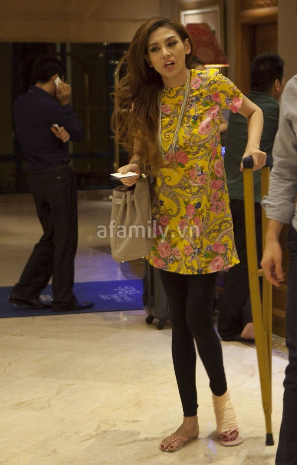 Võ Hoàng Yến đang có mặt tại Hà Nội và chúng tôi bất ngờ bắt gặp cô tại một khách sạn lớn với cái chân tập tễnh. Chân trái của Yến đã phải băng bó cố định và thậm chí cô phải sử dụng nạng gỗ để di chuyển khó khăn. Đây rất có thể là "tai nạn" xảy ra trong quá trình tập catwalk cho chương trình của cô.