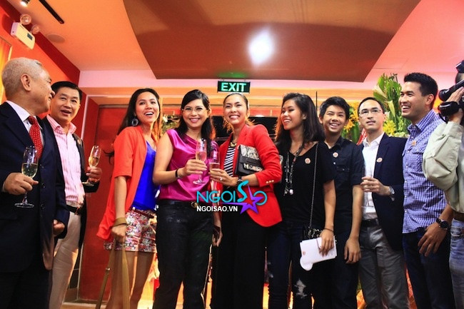 Cả hai nàng dâu còn cho thấy sự thân thiện và gần gũi của mình bên cạnh bố mẹ chồng tương lai trong những khoảnh khắc trò chuyện vui vẻ, quấn quít chụp hình lưu niệm với nữ diễn viên Thuỷ Tiên - mẹ kế của hai anh em Louis và Phillip. (Theo ngoisao.net) Cả hai nàng dâu còn cho thấy sự thân thiện và gần gũi của mình bên cạnh bố mẹ chồng tương lai trong những khoảnh khắc trò chuyện vui vẻ, quấn quít chụp hình lưu niệm với nữ diễn viên Thuỷ Tiên - mẹ kế của hai anh em Louis và Phillip. (Theo ngoisao.net)