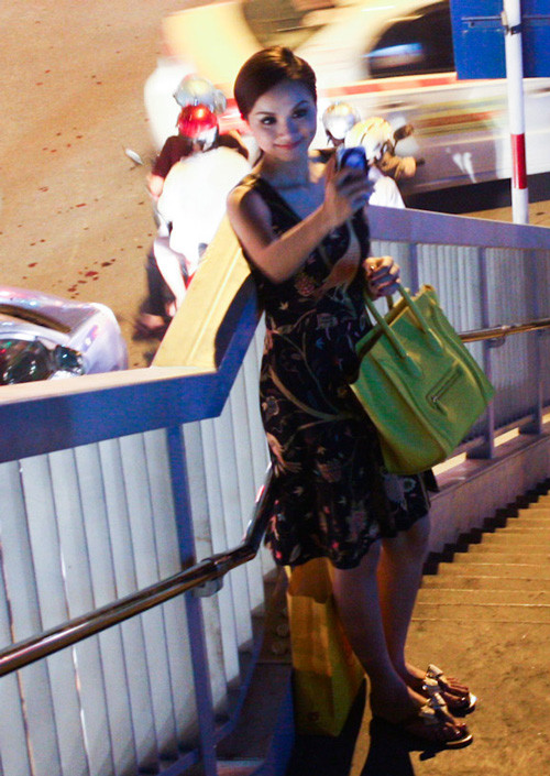 Sau khi vỉa hè cũng không có chỗ đi, Diễm Hương tiếp tục “leo” cầu vượt dành cho người đi bộ và chờ dòng xe thoáng dần. Để giết thời gian, Diễm Hương lôi điện thoại ra tám và tranh thủ ngắm phố phường. Hoa hậu Thế giới người Việt 2010 còn điệu đà chụp ảnh "tự sướng" giữa dòng xe kẹt. (Theo ihay) Sau khi vỉa hè cũng không có chỗ đi, Diễm Hương tiếp tục “leo” cầu vượt dành cho người đi bộ và chờ dòng xe thoáng dần. Để giết thời gian, Diễm Hương lôi điện thoại ra tám và tranh thủ ngắm phố phường. Hoa hậu Thế giới người Việt 2010 còn điệu đà chụp ảnh "tự sướng" giữa dòng xe kẹt. (Theo ihay)