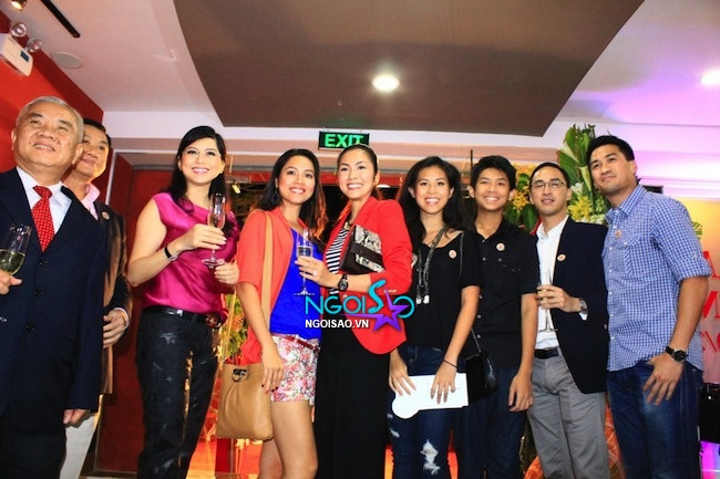 Chiều 21/10, Hà Tăng đã tái xuất tại một sự kiện diễn ra ở Tp.HCM trong những bộ trang phục đỏ cam nổi bật. Đáng chú ý hơn, tại sự kiện lần này, cả Hà Tăng và Hoàng My cùng sánh bước tới tham dự cùng chồng tương lai là cặp anh em Louis và Phillip. Chiều 21/10, Hà Tăng đã tái xuất tại một sự kiện diễn ra ở Tp.HCM trong những bộ trang phục đỏ cam nổi bật. Đáng chú ý hơn, tại sự kiện lần này, cả Hà Tăng và Hoàng My cùng sánh bước tới tham dự cùng chồng tương lai là cặp anh em Louis và Phillip.