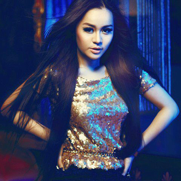 Vũ Hạnh Nguyên chia sẻ: “Tôi thực sự yêu tiền. Hồi còn học cấp II, tôi đã vô cùng sung sướng khi cầm trong tay 50 ngàn đồng đầu tiên do bán thiệp handmade cho một shop đồ lưu niệm. Khi tự kiếm ra được đồng tiền thì bạn sẽ biết yêu nó. Đơn giản vậy thôi.”