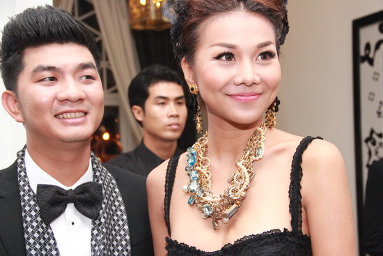 Với phong cách ăn mặc sexy, Thanh Hằng tự tin cuốn hút mọi ánh nhìn và sự quan tâm của người đối diện. Với phong cách ăn mặc sexy, Thanh Hằng tự tin cuốn hút mọi ánh nhìn và sự quan tâm của người đối diện.