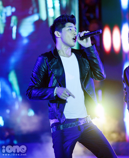 Tối 24/10, Noo Phước Thịnh đã có mặt tại Hà Nội để "đốt cháy" không khí vốn quá nóng bỏng của chung kết Tài sắc Phương Đông 2012. Noo lấy lòng khán giả bằng nụ cười tỏa nắng. Rồi lại khiến người xem phát cuồng bởi biểu diễn quá sung ca khúc Hạnh phúc thoáng qua, My Girls. Anh chàng vã hết mồ hôi khi hát, nhảy máu lửa trong những bản nhạc sôi động này.