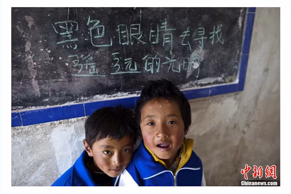 Ở đây, đa phần các em đều là học sinh rất nghèo. Sức khỏe của các em không tốt, Theo Trung tâm Kiểm soát Dinh dưỡng và thực phẩm an toàn, đa số các em ở đây tỷ lệ thiếu vitamin A hụt gấp bốn lần so với các trẻ em đô thị, thiếu máu, thiếu sắt, thiếu vitamin A, canxin hay năng lượng.