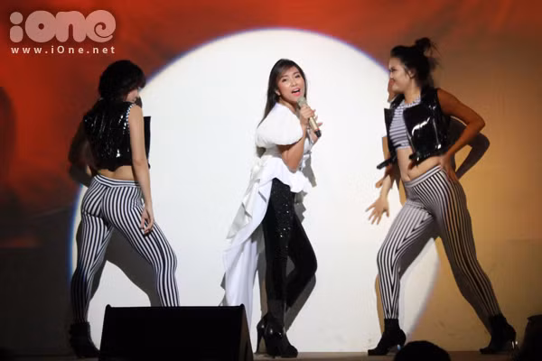 Sang phần 2 của đêm nhạc, Đoan Trang thay bộ quần áo mang phong cách "độc và lạ" của mình. Chị nhanh chóng "thoát xác" sang phong cách bốc lửa, cuồng nhiệt với những vũ điệu sôi động qua các ca khúc nước ngoài Sway, Welcome to Burlesque, Lady Mamalade, Mambo... (Theo ione)