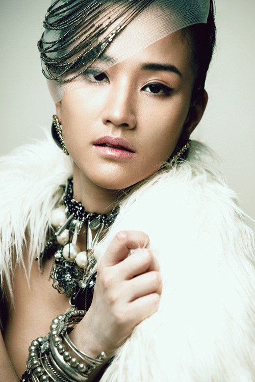 Khi được hỏi về Victor Vũ, Maya cho biết: “Tôi thấy Victor là người có tài, làm việc nghiêm túc, công tư phân minh. Anh Vũ luôn đặt hiệu quả công việc lên hàng đầu, tôi nghĩ không ai muốn đứa con của mình thai nghén khi ra đời bị chê trách và chết yểu, vì thế không thể liều lĩnh đặt tình cảm vào đó, nếu những diễn viên không có năng lực anh ấy sẽ không dùng đâu, bất cứ họ là ai. Tôi đến với vai diễn này là một cái duyên, và hợp với mối duyên này.” Khi được hỏi về Victor Vũ, Maya cho biết: “Tôi thấy Victor là người có tài, làm việc nghiêm túc, công tư phân minh. Anh Vũ luôn đặt hiệu quả công việc lên hàng đầu, tôi nghĩ không ai muốn đứa con của mình thai nghén khi ra đời bị chê trách và chết yểu, vì thế không thể liều lĩnh đặt tình cảm vào đó, nếu những diễn viên không có năng lực anh ấy sẽ không dùng đâu, bất cứ họ là ai. Tôi đến với vai diễn này là một cái duyên, và hợp với mối duyên này.”