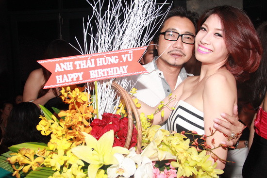 Nhạc sĩ Thái Hùng dành tặng Pha Lê lẵng hoa hoành tráng. Nhạc sĩ Thái Hùng dành tặng Pha Lê lẵng hoa hoành tráng.