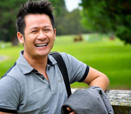 Nhắc tới chuyện tình 6 năm với Mỹ Linh, anh vui vẻ: “Tôi không biết ai trong đám bạn bè thân thiết với tôi tung tin đồn này ra. Nhưng tôi cũng vui lắm, tuổi trẻ mà. Ai mà chẳng có những giây phút như thế.” (Theo Zing)