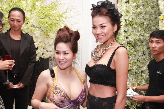 Khoe đường cong cơ thể với cách ăn mặc siêu tiết kiệm vải, nhưng Thanh Hằng không gây cảm giác phản cảm. Khoe đường cong cơ thể với cách ăn mặc siêu tiết kiệm vải, nhưng Thanh Hằng không gây cảm giác phản cảm.