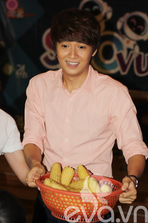 Ngô Kiến Huy xuất hiện với hình ảnh ngộ nghĩnh, đáng yêu khi trên tay cầm 1 rổ bắp và liên tục rao bán, mời gọi mọi người mua ủng hộ. Các fan của chàng Bắp này tỏ ra rất hứng thú với hình ảnh hết sức gần gũi, thân thiện của thần tượng mình. (Theo Eva) Ngô Kiến Huy xuất hiện với hình ảnh ngộ nghĩnh, đáng yêu khi trên tay cầm 1 rổ bắp và liên tục rao bán, mời gọi mọi người mua ủng hộ. Các fan của chàng Bắp này tỏ ra rất hứng thú với hình ảnh hết sức gần gũi, thân thiện của thần tượng mình. (Theo Eva)