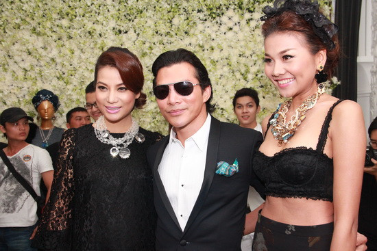 Diễn viên Trần Bảo Sơn ngưỡng mộ vẻ đẹp sexy và cá tính của "đệ nhất chân dài" không kém gì bà xã họ Trương. Diễn viên Trần Bảo Sơn ngưỡng mộ vẻ đẹp sexy và cá tính của "đệ nhất chân dài" không kém gì bà xã họ Trương.