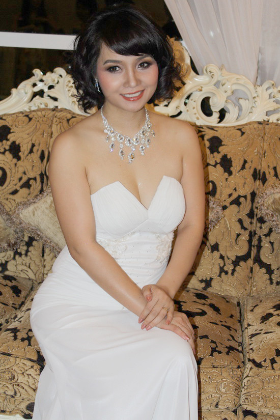 Bộ đầm trắng cúp ngực giúp làm tôn vẻ kiêu sa, đài các của nữ diễn viên sinh năm 1979, nhưng nó cũng làm lộ rõ vẻ đầy đặn của cô. Mặc dù vậy, bà mẹ hai con vẫn giữ nguyên được nét tươi trẻ và xinh đẹp, bất chấp việc cơ thể ngày càng "mũm mĩm”. (Theo Xzone) Bộ đầm trắng cúp ngực giúp làm tôn vẻ kiêu sa, đài các của nữ diễn viên sinh năm 1979, nhưng nó cũng làm lộ rõ vẻ đầy đặn của cô. Mặc dù vậy, bà mẹ hai con vẫn giữ nguyên được nét tươi trẻ và xinh đẹp, bất chấp việc cơ thể ngày càng "mũm mĩm”. (Theo Xzone)