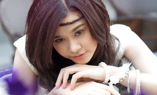 Trương Quỳnh Anh chia sẻ cảm giác lần đầu làm mẹ: “Kỷ niệm thì nhiều nhưng đặc biệt nhất, nhớ nhất có lẽ là niềm vui đến nghẹn thở khi lần đầu bế con đỏ hỏn trong tay, hít hà mùi sữa thơm mát... và nhìn con khỏe mạnh, thấy lòng nhẹ nhõm, trào yêu thương. Cảm giác thiêng liêng lần - đầu - tiên đó, mình không bao giờ quên được.” Trương Quỳnh Anh chia sẻ cảm giác lần đầu làm mẹ: “Kỷ niệm thì nhiều nhưng đặc biệt nhất, nhớ nhất có lẽ là niềm vui đến nghẹn thở khi lần đầu bế con đỏ hỏn trong tay, hít hà mùi sữa thơm mát... và nhìn con khỏe mạnh, thấy lòng nhẹ nhõm, trào yêu thương. Cảm giác thiêng liêng lần - đầu - tiên đó, mình không bao giờ quên được.”