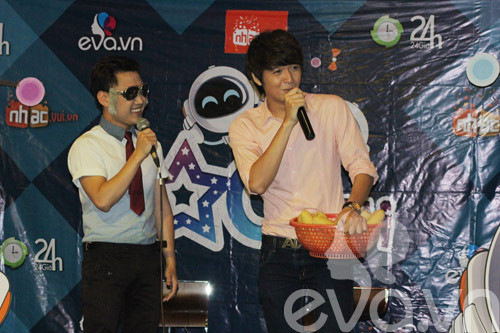 Chiều 27/10, Ngô Kiến Huy đã có buổi giao lưu với fan hâm mộ . Buổi giao lưu diễn ra trong không khí thân mật, vui tươi, dưới sự dẫn dắt hài hước của ca sĩ Don Nguyễn. Ngô Kiến Huy thời gian vừa qua tuy vướng phải scandal nhưng với sự ủng hộ và động viên tinh thần từ các thành viên trong FC, Huy đã mạnh mẽ hơn. Chiều 27/10, Ngô Kiến Huy đã có buổi giao lưu với fan hâm mộ . Buổi giao lưu diễn ra trong không khí thân mật, vui tươi, dưới sự dẫn dắt hài hước của ca sĩ Don Nguyễn. Ngô Kiến Huy thời gian vừa qua tuy vướng phải scandal nhưng với sự ủng hộ và động viên tinh thần từ các thành viên trong FC, Huy đã mạnh mẽ hơn.