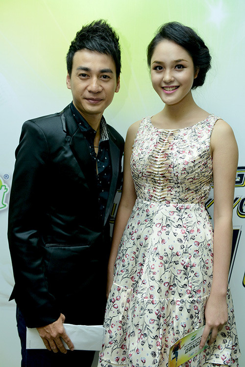 Đến khá sớm và đi thẳng vào sân khấu, cô chỉ kịp nán lại chụp ảnh trong giây lát. Diện váy hoa đơn giản nhưng thanh lịch, Hoàng Anh tươi xinh bên Ngọc Thuận lịch lãm, nam tính. (Theo Zing) Đến khá sớm và đi thẳng vào sân khấu, cô chỉ kịp nán lại chụp ảnh trong giây lát. Diện váy hoa đơn giản nhưng thanh lịch, Hoàng Anh tươi xinh bên Ngọc Thuận lịch lãm, nam tính. (Theo Zing)