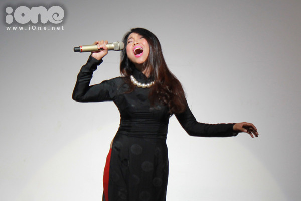 Tối 20/10, Đoan Trang đã tổ chức đêm nhạc của riêng mình tại phòng trà Đồng Dao, TP HCM. Đêm nhạc được chia thành hai phần tách biệt với mong muốn thỏa mãn thị hiếu của khán giả nhiều độ tuổi và cũng là để chứng minh sự đa dạng trong phong cách của mình. Diện áo dài đen đằm thắm, Đoan Trang hát lại những tình khúc nhạc xưa trong phần đầu của chương trình như 60 năm cuộc đời được phối lại rất "đã tai", tiếp đó là Ngày xưa Hoàng Thị, Mùa thu chết, Cho em tuổi ngọc... Tối 20/10, Đoan Trang đã tổ chức đêm nhạc của riêng mình tại phòng trà Đồng Dao, TP HCM. Đêm nhạc được chia thành hai phần tách biệt với mong muốn thỏa mãn thị hiếu của khán giả nhiều độ tuổi và cũng là để chứng minh sự đa dạng trong phong cách của mình. Diện áo dài đen đằm thắm, Đoan Trang hát lại những tình khúc nhạc xưa trong phần đầu của chương trình như 60 năm cuộc đời được phối lại rất "đã tai", tiếp đó là Ngày xưa Hoàng Thị, Mùa thu chết, Cho em tuổi ngọc...