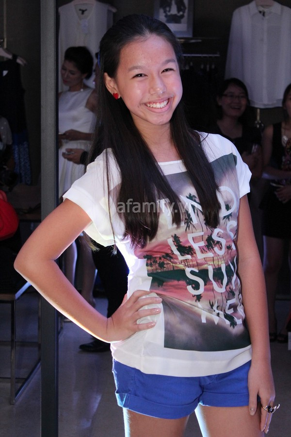 Bé Quế My tươi tắn tạo dáng trước ống kính, cô bé có nụ cười và gương mặt giống hệt mẹ. (Theo afamily) Bé Quế My tươi tắn tạo dáng trước ống kính, cô bé có nụ cười và gương mặt giống hệt mẹ. (Theo afamily)