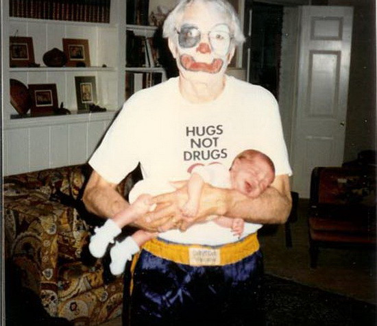 Cụ ông mê hề xiếc. Cụ ông mê hề xiếc.