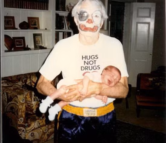 Cụ ông mê hề xiếc.