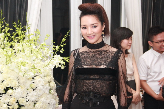 Người đẹp tự tin khoe vòng 1 lấp ló sau lớp vải voan, dù cô không còn tuổi đôi mươi. Người đẹp tự tin khoe vòng 1 lấp ló sau lớp vải voan, dù cô không còn tuổi đôi mươi.