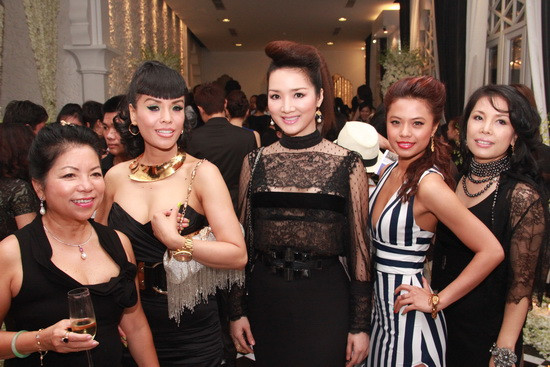 Bước sang tuổi U40, Hoa hậu Đền Hùng vẫn trẻ trung, xinh đẹp và hấp dẫn bao ánh nhìn. Bước sang tuổi U40, Hoa hậu Đền Hùng vẫn trẻ trung, xinh đẹp và hấp dẫn bao ánh nhìn.