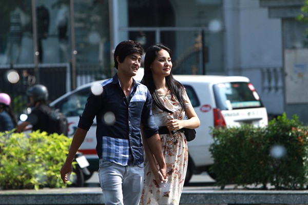 Tuy nhiên, người đẹp Hải Dương giải thích, cô ghi hình cho chương trình "Sống đẹp" của VTV, trong đó cô đảm nhận nhân vật chính khi phải trải qua nhiều tình huống văn hóa ứng xử thường xảy ra trong cuộc sống thường nhật. Tuy nhiên, người đẹp Hải Dương giải thích, cô ghi hình cho chương trình "Sống đẹp" của VTV, trong đó cô đảm nhận nhân vật chính khi phải trải qua nhiều tình huống văn hóa ứng xử thường xảy ra trong cuộc sống thường nhật.