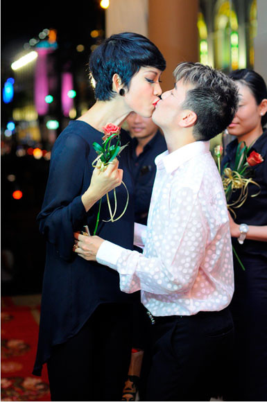 Đặc biệt, ngay khi các khách mời và khán giả đến đông nhất, Mr.Đàm và Xuân Lan đã ôm hôn nhau khiến ai cũng phải bất ngờ trước hành động này. (Theo Tiin) Đặc biệt, ngay khi các khách mời và khán giả đến đông nhất, Mr.Đàm và Xuân Lan đã ôm hôn nhau khiến ai cũng phải bất ngờ trước hành động này. (Theo Tiin)