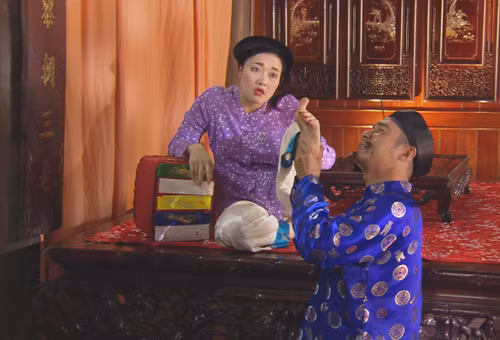 Trong tiểu phẩm hài "Siêu nịnh", Vân Dung vào vai vợ ông lý trưởng có tài nịnh bợ.