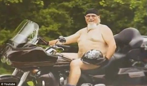 Cụ ông mê xe phân khối lớn. Cụ ông mê xe phân khối lớn.