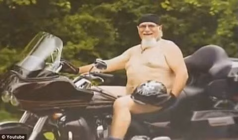 Cụ ông mê xe phân khối lớn.