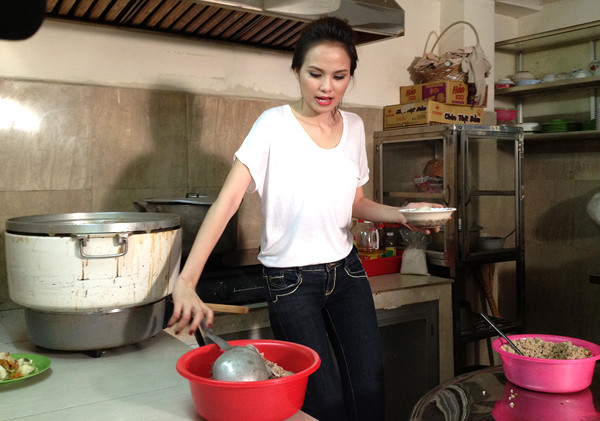 Sau hoạt động bán bóng bay cùng fanclub và kêu gọi các nhà tài trợ cho chiến dịch từ thiện "Bong bóng yêu thương", Diễm Hương và tình nguyện viên đã dành một ngày đến giúp đỡ trung tâm nuôi dưỡng trẻ mồ côi tại quận Tân Phú (TP HCM). Hoa hậu vừa đặt chân đến trung tâm đã năng nổ vào bếp để chuẩn bị bữa ăn cho các em nhỏ.