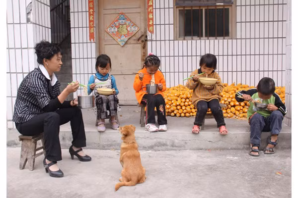 Trường tiểu học trên cao nguyên Vân Nam, học sinh tỉnh Thiểm Tây, Trung Quốc có hoàn cảnh tương tự.