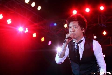 Tuấn Hưng "quậy tưng" với "Nếu điều đó xảy ra", "Tình yêu lung linh", "Biết tìm đâu", "Giật mình trong đêm"... (Theo VTC) Tuấn Hưng "quậy tưng" với "Nếu điều đó xảy ra", "Tình yêu lung linh", "Biết tìm đâu", "Giật mình trong đêm"... (Theo VTC)