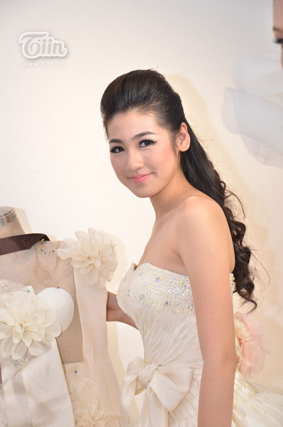 Trong một sự kiện tại Hà Nội tối 27/10, Á hậu Tú Anh tới tham dự và khoác lên mình chiếc áo cưới lộng lẫy. Mẹ của Tú Anh - người luôn sát cánh bên Á hậu trong cả cuộc thi và những hoạt động khác cho biết, đây là lần đầu tiên Tú Anh mặc váy cưới. Trong một sự kiện tại Hà Nội tối 27/10, Á hậu Tú Anh tới tham dự và khoác lên mình chiếc áo cưới lộng lẫy. Mẹ của Tú Anh - người luôn sát cánh bên Á hậu trong cả cuộc thi và những hoạt động khác cho biết, đây là lần đầu tiên Tú Anh mặc váy cưới.